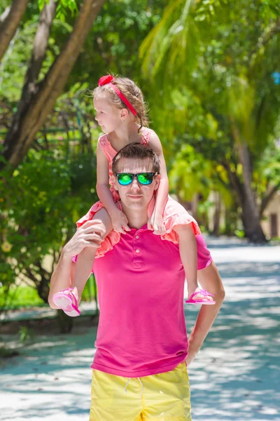 Petite fille et jeune père pendant les vacances à la plage tropicale — Photo
