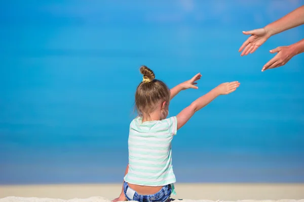 Urocza dziewczynka na plaży podczas wakacji — Zdjęcie stockowe