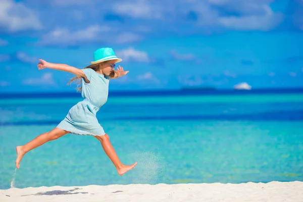 Schattig meisje uitgevoerd op tropische witte strand — Stockfoto