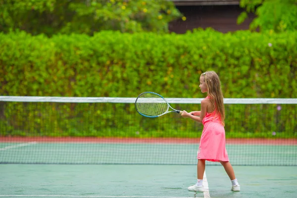 Petite fille jouant au tennis sur le court — Photo