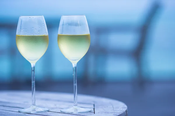 Två glas gott vitt vin vid solnedgången — Stockfoto