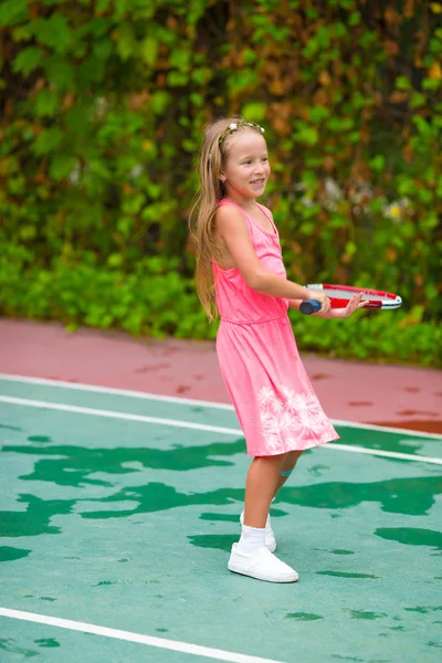 Niña jugando al tenis en la cancha —  Fotos de Stock