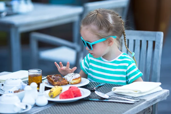 Adorable niña tomando el desayuno en la cafetería al aire libre — Foto de Stock