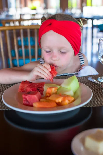 Adorable niña tomando el desayuno en la cafetería al aire libre —  Fotos de Stock