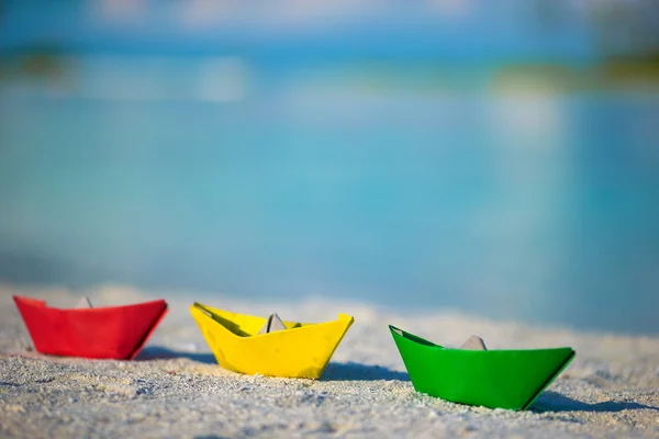 Colorful paper boats on tropical white beach outdoors — Stock Photo, Image