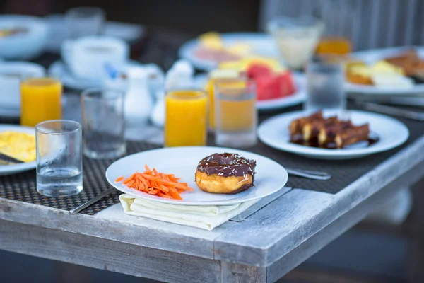 Delicious waffles, cake, coffee and juice served for breakfast at resort restaurant — Stock Photo, Image