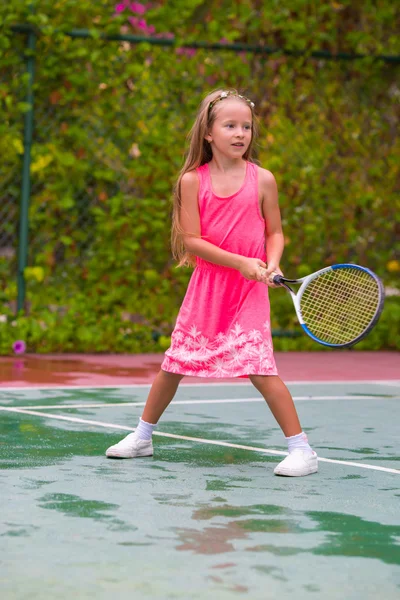 Niña jugando al tenis en la cancha —  Fotos de Stock