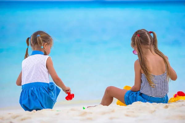 Sevimli küçük kızlar plaj oyuncakları ile oynarken — Stok fotoğraf