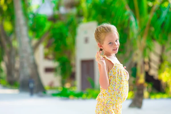 Adorabile bambina durante le vacanze estive al mare — Foto Stock