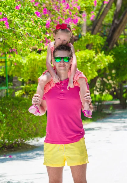 Petite fille et jeune père pendant les vacances à la plage tropicale — Photo