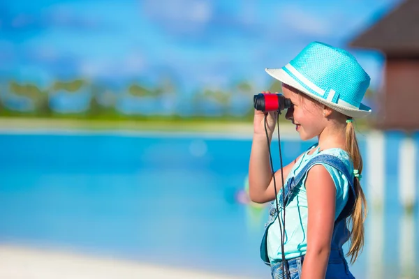 Meisje op zoek door middel van verrekijkers in zonnige dag tijdens de zomervakantie — Stockfoto
