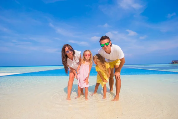 Schöne Familie im tropischen Sommerurlaub — Stockfoto