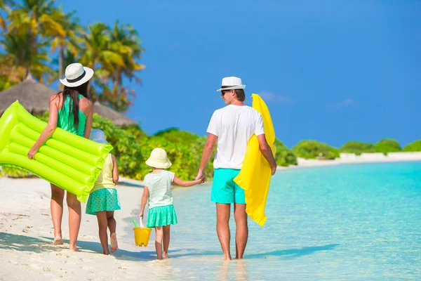 Mooie en gelukkige familie op witte strand met air matrassen — Stockfoto