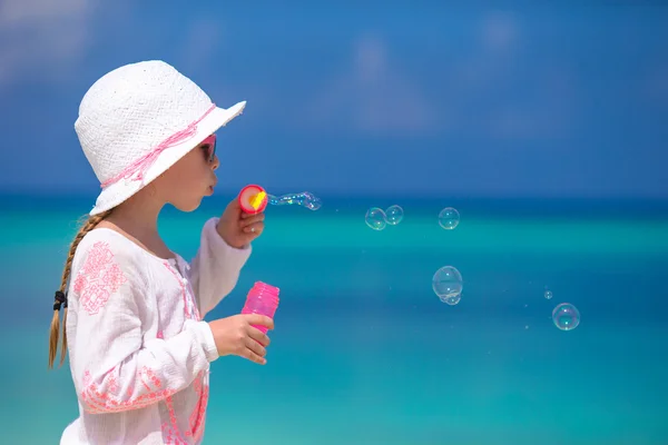 Adorável menina fazendo bolhas de sabão durante as férias de verão — Fotografia de Stock