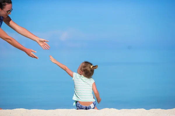 Adorabile bambina in spiaggia durante le vacanze estive — Foto Stock