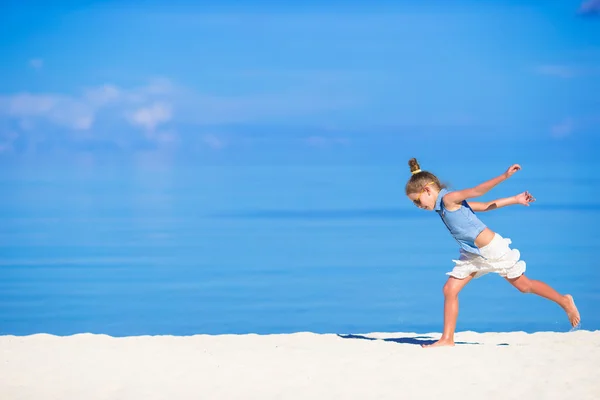 Sevimli küçük kız eğleniyor beach tatil sırasında — Stok fotoğraf