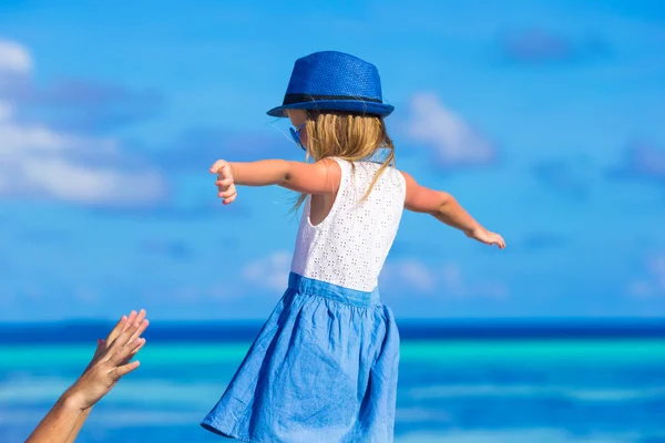 Adorabile bambina in spiaggia durante le vacanze estive — Foto Stock