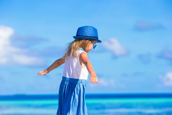 Adorabile bambina in spiaggia durante le vacanze estive — Foto Stock