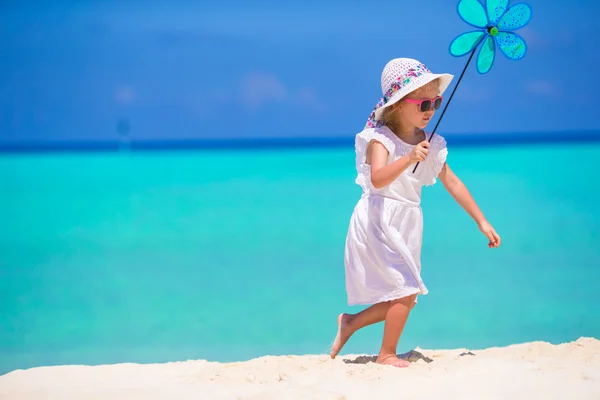 Bedårande glad liten flicka ha kul på strandsemester — Stockfoto