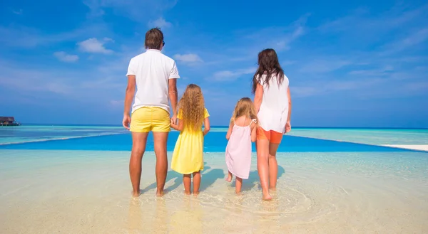 Beautiful family of four during summer tropical vacation — Stock Photo, Image