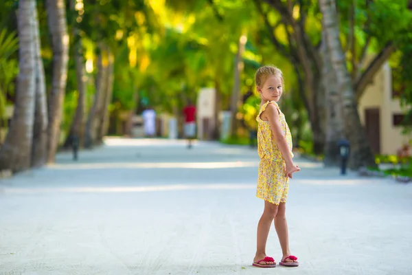 Adorable niña durante las vacaciones en la playa divirtiéndose —  Fotos de Stock