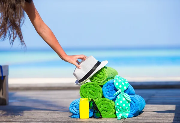 Konzept für Strand- und Sommerurlaub Accessoires - Nahaufnahme aus bunten Handtüchern, Hut, Tasche und Sonnencreme — Stockfoto