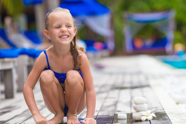 Entzückendes glückliches Mädchen in der Nähe von Schwimmbad — Stockfoto