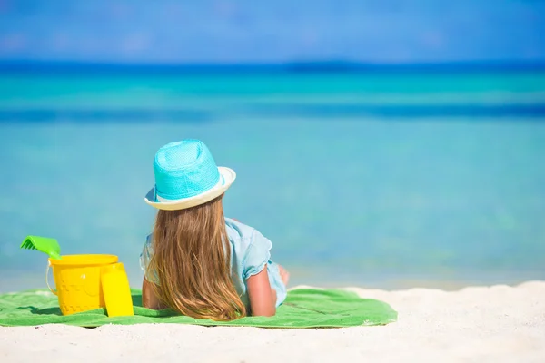 Adorable little girl in hat at beach during summer vacation — Stock Photo, Image