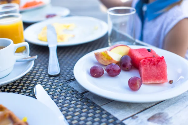 Healthy breakfast on the table closeup in outdoor cafe — Stock Photo, Image