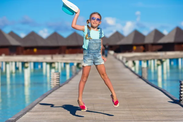 Aranyos kislány, szórakozás, fából készült móló a trópusi nyaralás alatt — Stock Fotó