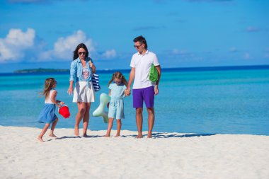 Sahilde tatilde olan dört kişilik bir aile.