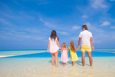 Dört yaz tatil tropikal sırasında güzel aile