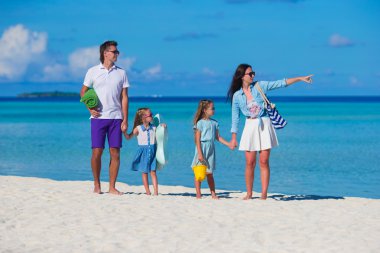 Yaz tatili sırasında mutlu aile beyaz plaj üzerinde