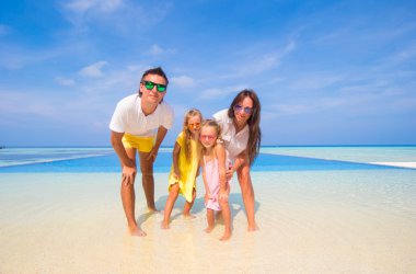 Dört yaz tatil tropikal sırasında güzel aile