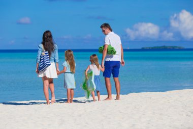 Sahilde tatilde olan dört kişilik bir aile.