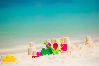 Sandcastle plastik çocuk oyuncakları ile beyaz Beach