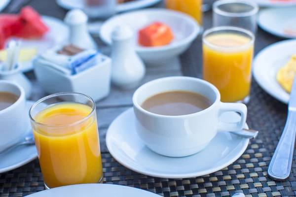 Delicioso y sabroso capuchino y jugo fresco para el desayuno en la cafetería al aire libre —  Fotos de Stock
