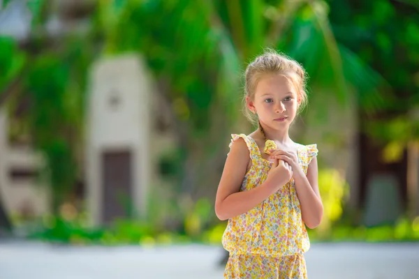 Schattig meisje tijdens de zomervakantie strand — Stockfoto