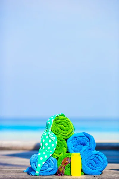 Konzept für Strand- und Sommerurlaub Accessoires - Nahaufnahme aus bunten Handtüchern, Hut, Tasche und Sonnencreme — Stockfoto