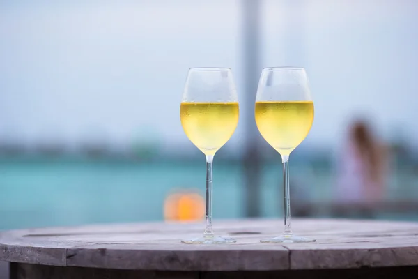 Dois copos de vinho branco saboroso ao pôr do sol — Fotografia de Stock