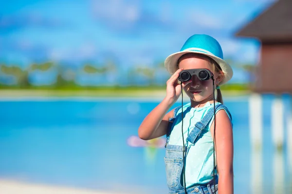 Μικρό κορίτσι σας αναζητούν μέσα από κιάλια στην ηλιόλουστη ημέρα κατά τη διάρκεια των θερινών διακοπών — Φωτογραφία Αρχείου