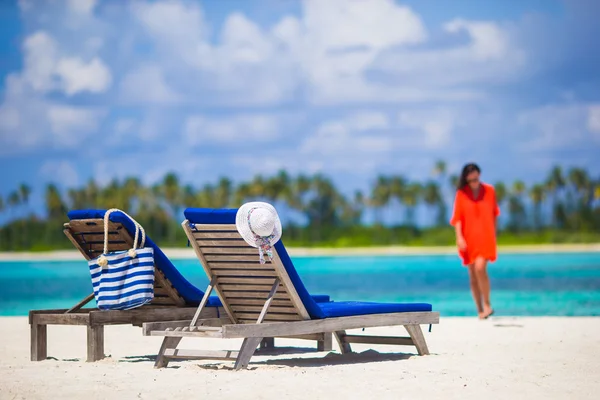 Belle jeune femme relaxante sur des chaises de plage — Photo