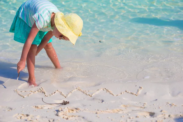 Kislány rajz homokos strandon — Stock Fotó