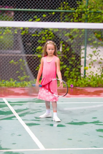 Küçük kız sahada tenis oynamaya — Stok fotoğraf