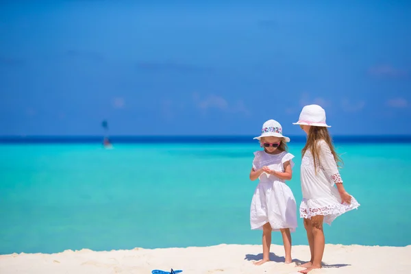 Schattige kleine meisjes die plezier hebben tijdens de strandvakantie — Stockfoto