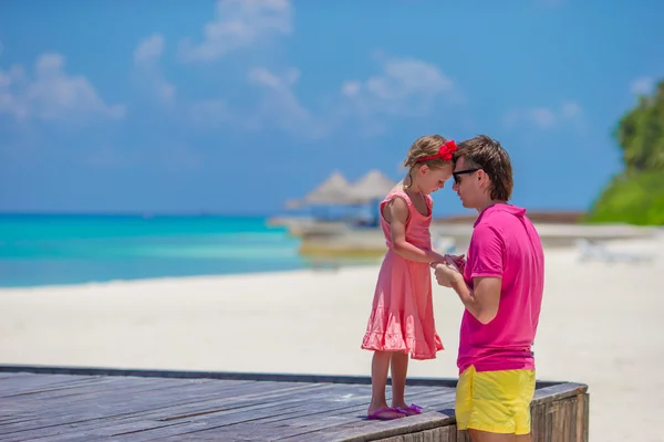 小女孩和年轻父亲在热带海滩度假 — 图库照片