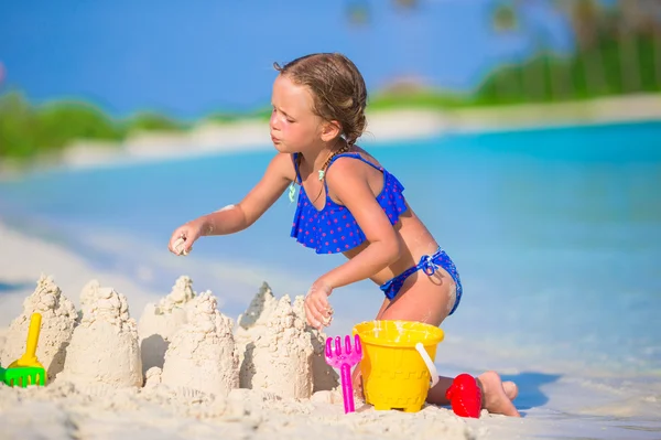 Rozkošná holčička hraje s hračkami, beach během tropické dovolené — Stock fotografie