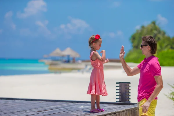 Μικρό κορίτσι και μικρά πατέρα κατά τη διάρκεια τροπική παραλία διακοπές — Φωτογραφία Αρχείου