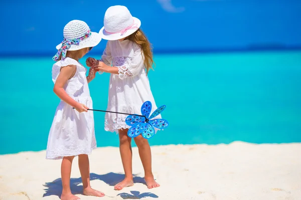 Чарівні маленькі дівчата розважаються під час пляжних канікул — стокове фото