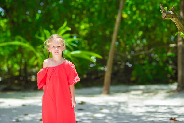 Schattig klein meisje aan het strand tijdens de zomervakantie — Stockfoto